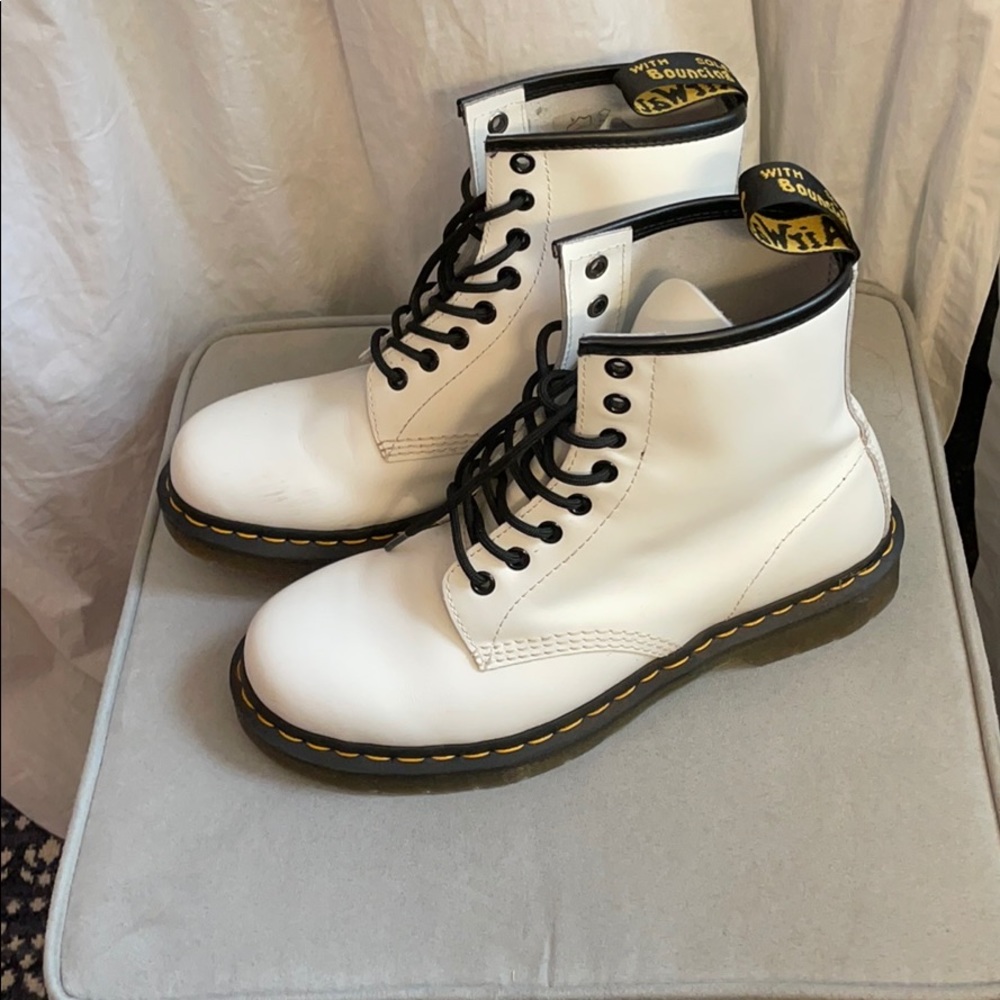 WHITE DOC MARTENS